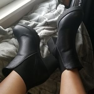 BLACK BOOTIES